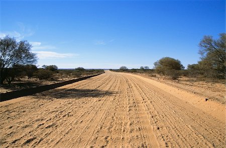 empty track - Dirt road on Anna Creek Station Foto de stock - Con derechos protegidos, Código: 832-03723777