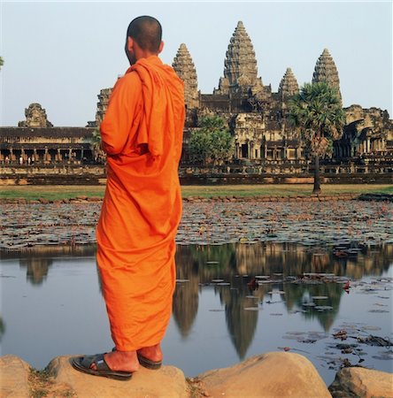 Buddhist monk by lake at Angkor Wat Foto de stock - Con derechos protegidos, Código: 832-03723815