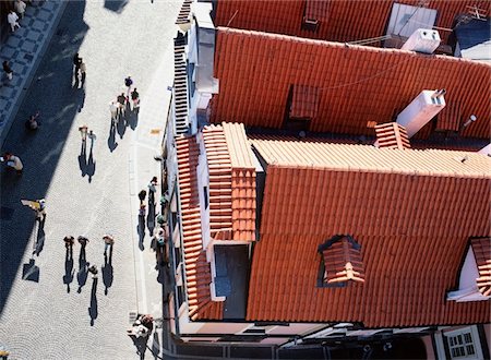 People walking on cobblestone streets next to buildings, Aerial View Foto de stock - Con derechos protegidos, Código: 832-03723840