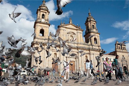 Pigeon vole loin en face de la cathédrale Photographie de stock - Rights-Managed, Code: 832-03723850