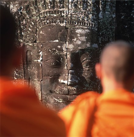 Buddhist monks by face sculpture at Angkor Wat Foto de stock - Con derechos protegidos, Código: 832-03723888