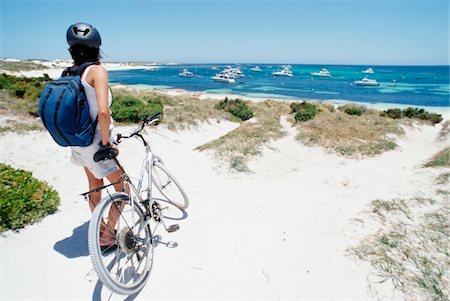 reisender (männlich und weiblich) - Frau stehend mit Fahrrad am Strand tourist Stockbilder - Lizenzpflichtiges, Bildnummer: 832-03723896