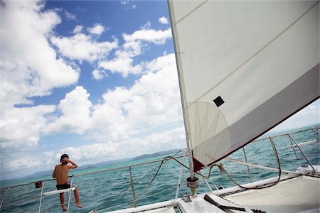 simsearch:832-03724416,k - Garçon assis sur une planche de gang sur bateau à voile Photographie de stock - Rights-Managed, Code: 832-03723908