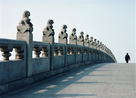 simsearch:862-05997092,k - Dogs on the pillars of the 17 Arch Bridge in the grounds of the Summer Palace Foto de stock - Con derechos protegidos, Código: 832-03723944