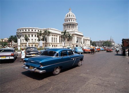 Cars in street outside Capital Building Foto de stock - Con derechos protegidos, Código: 832-03723992