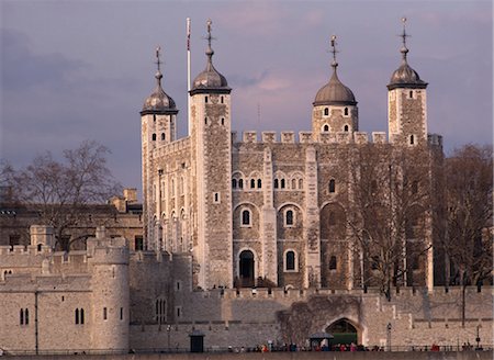 foso - La tour blanche, la tour de Londres, Londres. 1078. Architectes : Gundulf, évêque de Rochester Photographie de stock - Rights-Managed, Code: 845-04826391