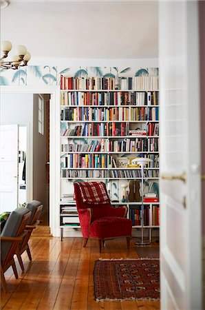 estante - 17th century apartment, with modern retro interior Stockholm Designed by Designed by Lotta Kulhorn Foto de stock - Direito Controlado, Número: 845-04827074