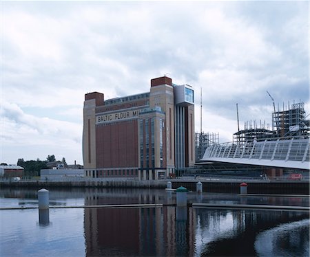 river tyne - The Baltic Centre for Contemporary Art, Gateshead, England. (Former Baltic Flour Mill) Architects: Ellis Williams Architects Foto de stock - Con derechos protegidos, Código: 845-04827155