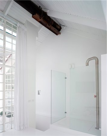 Modern white bathroom with shower behind glass walls. Architects: Hilit Foto de stock - Con derechos protegidos, Código: 845-05837689