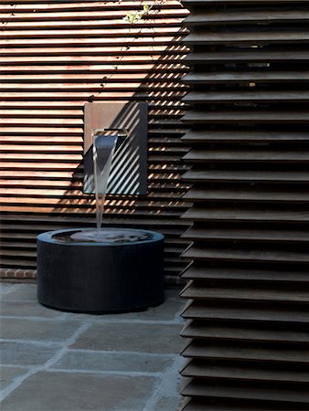 stone and garden - Water feature in House in Chelsea, London. Architects: Chris Dyson Architects Stock Photo - Rights-Managed, Code: 845-05837703