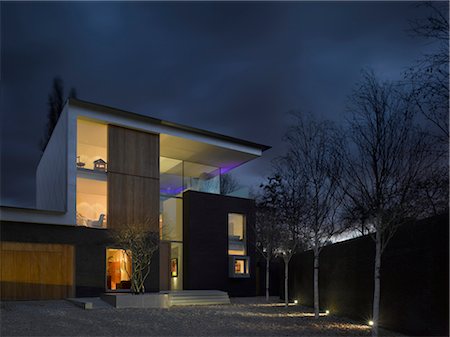 Pond and Park House, Dulwich, London. Night exterior general view of modern three-storey house with full-length windows and minimalist garden. Architects: Stephen Marshall Stock Photo - Rights-Managed, Code: 845-05837719