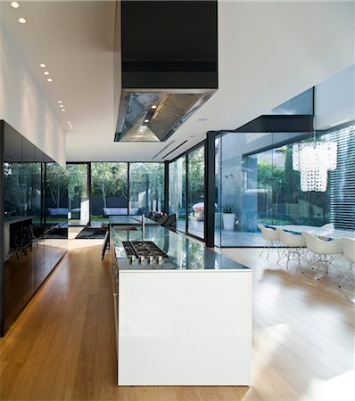 simsearch:845-05837771,k - Interior of modern glass house. Open plan kitchen with island unit in UP House, Hertzelia, Tel Aviv, Israel. Architects: Pitsou Kedem Foto de stock - Con derechos protegidos, Código: 845-05837771