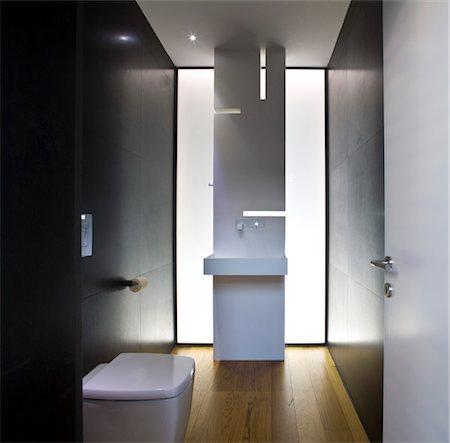 simsearch:845-03552780,k - Modern bathroom with dramatic lighting and wooden floor in UP House, Hertzelia, Tel Aviv, Israel. Architects: Pitsou Kedem Foto de stock - Con derechos protegidos, Código: 845-05837772