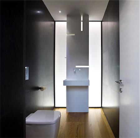 simsearch:845-05837689,k - Modern bathroom with dramatic lighting and wooden floor in UP House, Hertzelia, Tel Aviv, Israel. Architects: Pitsou Kedem Foto de stock - Con derechos protegidos, Código: 845-05837772