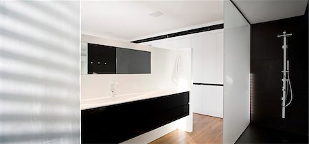 Salle de bains moderne en dramatique et contraste noir et blanc, UP House, Verlaine, Tel Aviv, Israël. Architectes : Pitsou Kedem Photographie de stock - Rights-Managed, Code: 845-05837773