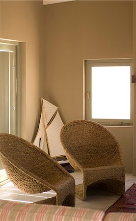 Two wicker armchairs in a beach house Foto de stock - Con derechos protegidos, Código: 845-05837796