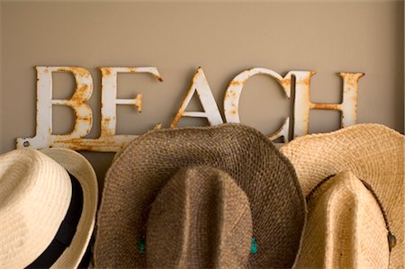 Signe de la plage et des chapeaux de paille Photographie de stock - Rights-Managed, Code: 845-05837790