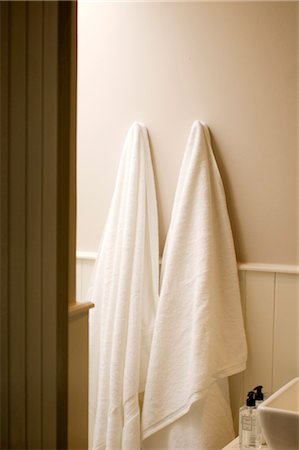 seines und ihres - Weiße Handtücher hängen im Badezimmer Stockbilder - Lizenzpflichtiges, Bildnummer: 845-05837793