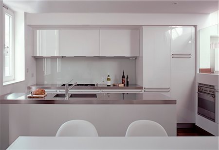 simsearch:845-05838108,k - White fitted kitchen in house on Portobello Road, London, UK. Architects: Pitman Tozer Architect Fotografie stock - Rights-Managed, Codice: 845-05837803