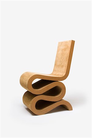 designing furniture - Wiggle Chair, 1972. Designer: Frank Gehry Foto de stock - Con derechos protegidos, Código: 845-05837810