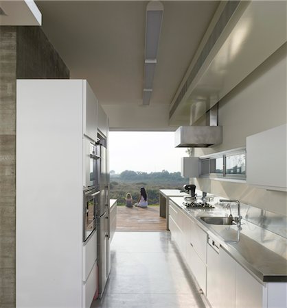 sleek - Two children sit on kitchen terrace of house designed by Weinstein Vaadia Architects, Hofit, Israel. Hofit House, Israel. Architects: Weinstein Vaadia Architects Foto de stock - Con derechos protegidos, Código: 845-05837852