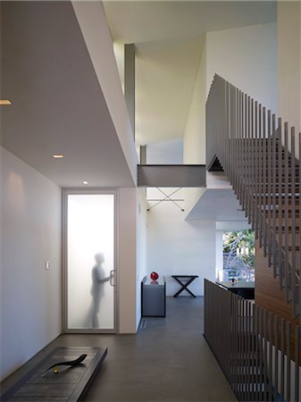 simsearch:845-05837686,k - Silhouette of man at door of double height entrance hall, Briarcrest House, Beverly Hills, California, USA. Architects: SPF Architects Foto de stock - Con derechos protegidos, Código: 845-05837897