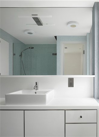 Lavabo en miroir reflétant la cabine de douche dans l'appartement de Londres par Paul Archer Design, Courtfield Gdns, Londres, Royaume-Uni. Architectes : Paul Archer Design Photographie de stock - Rights-Managed, Code: 845-05837937