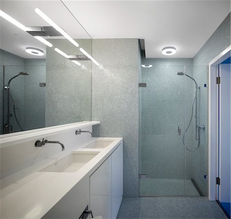 Mirrored wash basin and shower cubicle in London apartment, Paul Archer Design, Courtfield Gdns, London, UK. Architects: Paul Archer Design Foto de stock - Con derechos protegidos, Código: 845-05837942