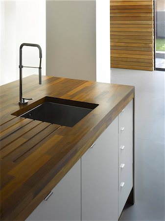 simsearch:845-03777358,k - Wooden kitchen island in Islington house extension, Paul Archer Design, London, UK. Architects: Paul Archer Design Foto de stock - Direito Controlado, Número: 845-05837958