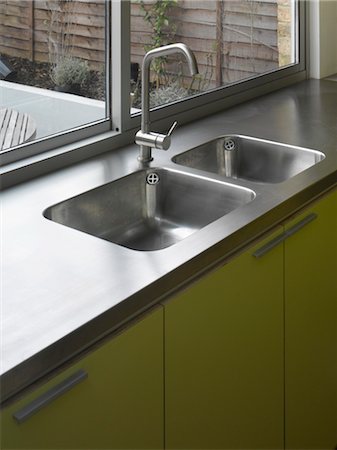 simsearch:845-05837942,k - Stainless steel sink at uncurtained window of kitchen extension in Islington, London, UK, Paul Archer Design. Architects: Paul Archer Design Foto de stock - Con derechos protegidos, Código: 845-05837950