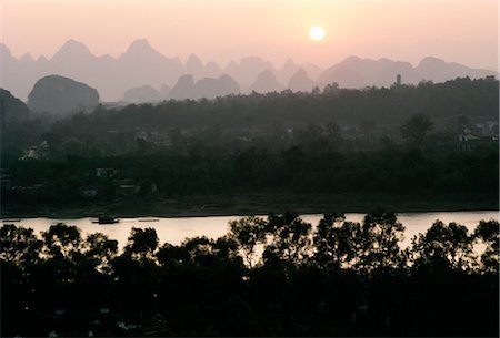simsearch:845-06008378,k - Dawn over the mountains of Guilin, China, seen across the River Li (Lijiang River). December 1982 Foto de stock - Direito Controlado, Número: 845-05837988
