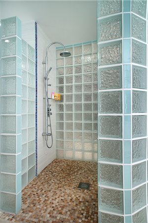 simsearch:845-05837806,k - Moonraker en suite bathroom with lass brick shower and mosaic floor, Paul Humphries Architects, UK. Architects: Paul Humphries Architects Foto de stock - Con derechos protegidos, Código: 845-05838063