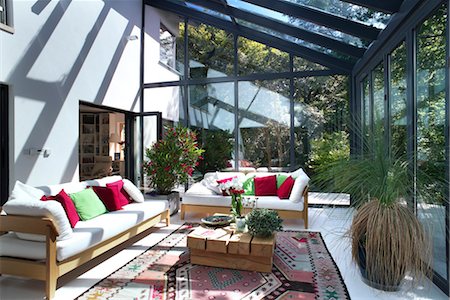 Sunlit conservatory with green and red cushions, Geoff Carter, UK. Architects: Geoff Carter, retired Foto de stock - Con derechos protegidos, Código: 845-05838078