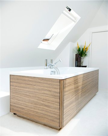 simsearch:845-03552919,k - Freestanding wood panelled bath in attic conversion, Southampton, UK. Foto de stock - Con derechos protegidos, Código: 845-05838115