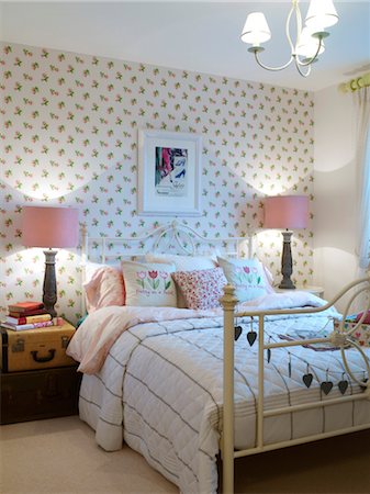 simsearch:845-05838108,k - Matching lamps at bedside in showhome of new housing development in Uckfield for joint venture between Linden Homes and Wates Developments, UK. Fotografie stock - Rights-Managed, Codice: 845-05838136