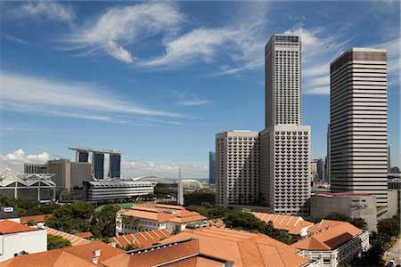 The Raffles City hotel, office and shopping complex was designed by I. M. Pei and Architects 61. It opened in 1986. Raffles Hotel in the foreground. Marina Bay Sands casino and hotel, the Memorial to the Civilian Victims of the Japanese Occupation, or Civilian War Memorial and Esplanade (Durian) arts complex in the background. Architects: I. M. Pei and Architects 61 Foto de stock - Con derechos protegidos, Código: 845-05838238