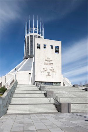 simsearch:845-05838289,k - Exterior of The Metropolitan Cathedral in Liverpool, Merseyside, England, UK. Architects: Frederick Gibberd Fotografie stock - Rights-Managed, Codice: 845-05838287