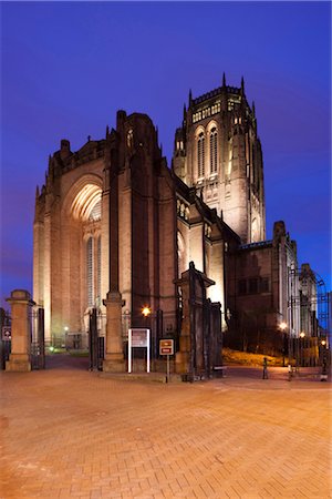 simsearch:845-05838289,k - Dusk outside The Anglican Cathedral in Liverpool, Merseyside, England, UK. Architects: Giles Gilbert Scott Fotografie stock - Rights-Managed, Codice: 845-05838283