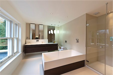 simsearch:845-03777361,k - View of modern bath, double-width wash basi and glass shower enclosure in a new build house in Virginia Water, Surrey. Foto de stock - Con derechos protegidos, Código: 845-05838327
