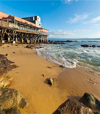 View over sandy beach towards wooden pier with sea washing over beach, Monterey, Caifornia. Foto de stock - Con derechos protegidos, Código: 845-05838336