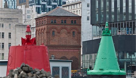 simsearch:845-05838289,k - Green and red marker buoys at the entrance to Canning Dock, Liverpool, with Mann Island development in the background. Architects: Broadway Malyan Fotografie stock - Rights-Managed, Codice: 845-05838366