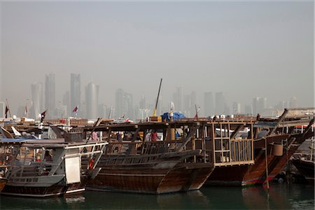 simsearch:845-03720969,k - Bateaux dans le port de Doha avec une ligne d'horizon poussiéreux derrière. Photographie de stock - Rights-Managed, Code: 845-05838361