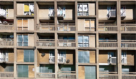 desconcharse - Detail of a derelict block in the Park Hill Estate, Sheffield, with brightly coloured graffitti art on boarded up windows. Architects: Jack Lynn and Ivor Smith Foto de stock - Con derechos protegidos, Código: 845-05838405