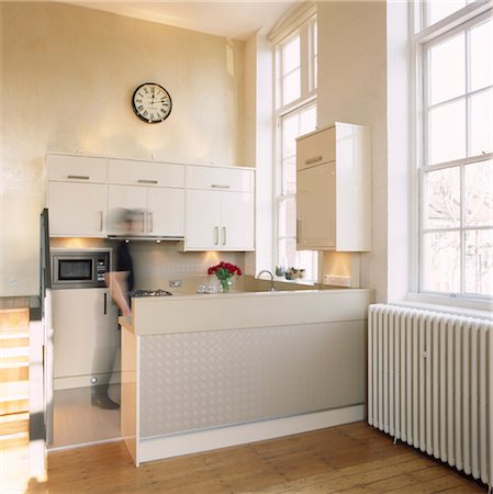 radiator - Image floue de l'homme dans la cuisine moderne décoré dans des tons neutres. Conçu par conçu par Katy Brown Photographie de stock - Rights-Managed, Code: 845-05838848