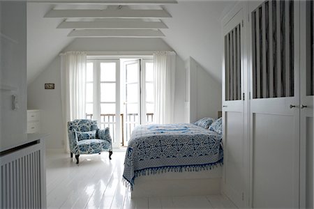simsearch:845-05838864,k - Doppelbett mit blaue Muster Abdeckung im modernen Land Stil Schlafzimmer Stockbilder - Lizenzpflichtiges, Bildnummer: 845-05838889