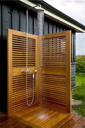 showering outside - Water running from shower tap fitting in outdoor shower with wooden screens Foto de stock - Con derechos protegidos, Código: 845-05838974