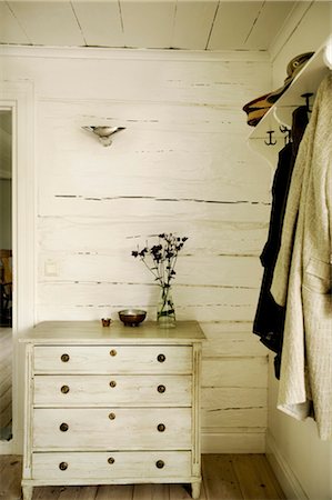 Chest of drawers next to clothes pegs in corner of country style room Foto de stock - Con derechos protegidos, Código: 845-05838981