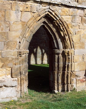 Egglestone Abbey. View of the doorway on the South side of the nave . Foto de stock - Con derechos protegidos, Código: 845-05839396