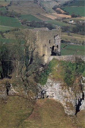 derbyshire uk - Château de Peveril. À la recherche dans l'ensemble de Cavedale vers le donjon. Photographie de stock - Rights-Managed, Code: 845-05839443