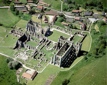 simsearch:845-03464716,k - Abbaye de Rievaulx. Vue aérienne. Photographie de stock - Rights-Managed, Code: 845-05839452